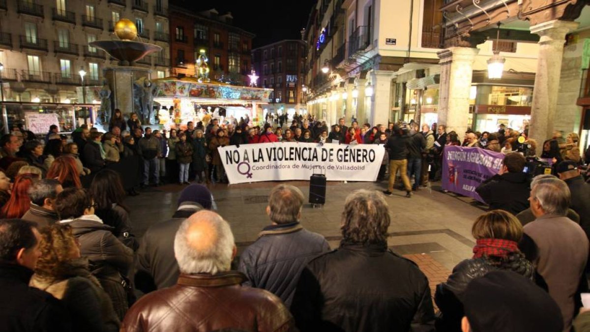 Más de un centenar de personas se concentran en Valladolid para condenar el último asesinato de violencia machista en la capital-Ical