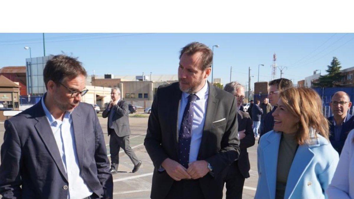 Álvaro Fernández Heredia, Óscar Puente y Raquel Sánchez, el pasado lunes en la presentación del sistema de carga eléctrica de los buses de Auvasa.-ICAL