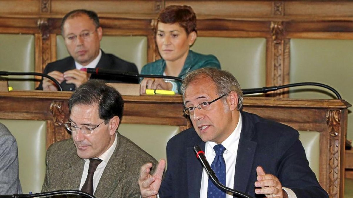 Intervención de Martínez Bermejo en el pleno con Enríquez a su lado.-J.M. Lostau