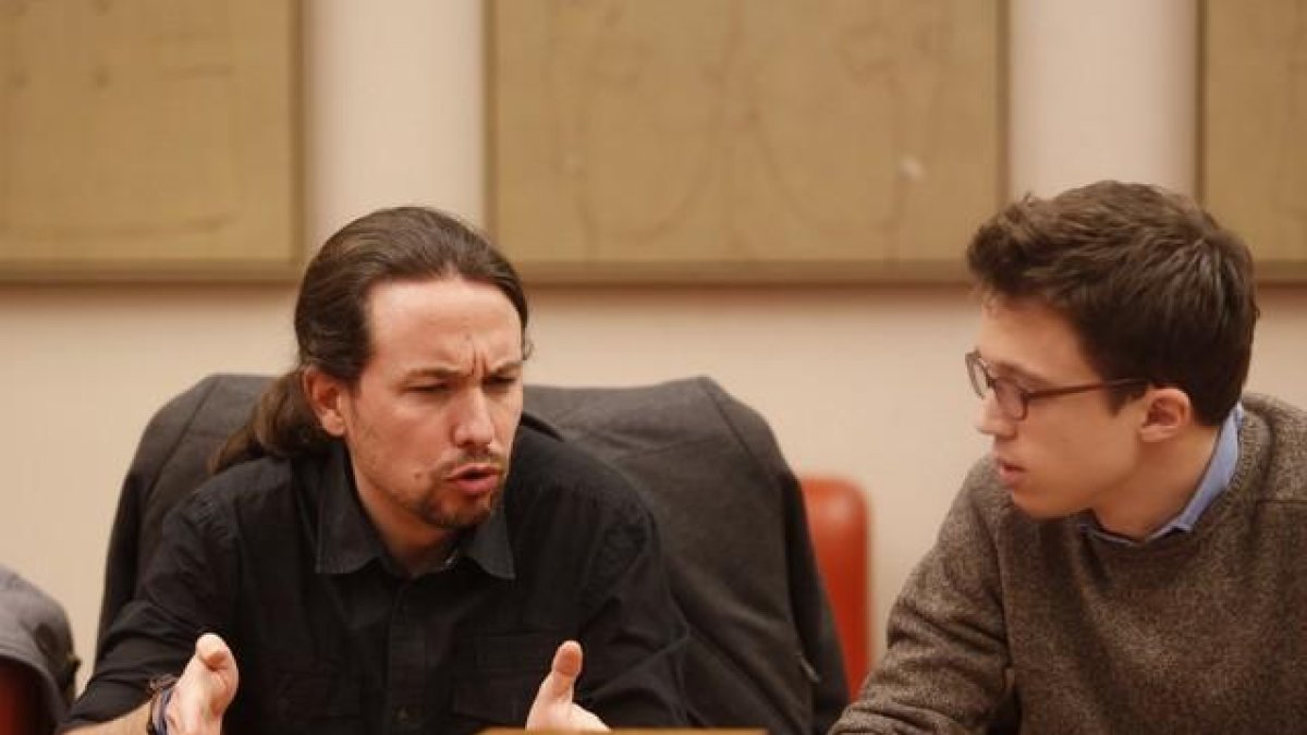 Pablo Iglesias e Íñigo Errejón, en una reunión en el Congreso.-AGUSTÍN CATALÁN