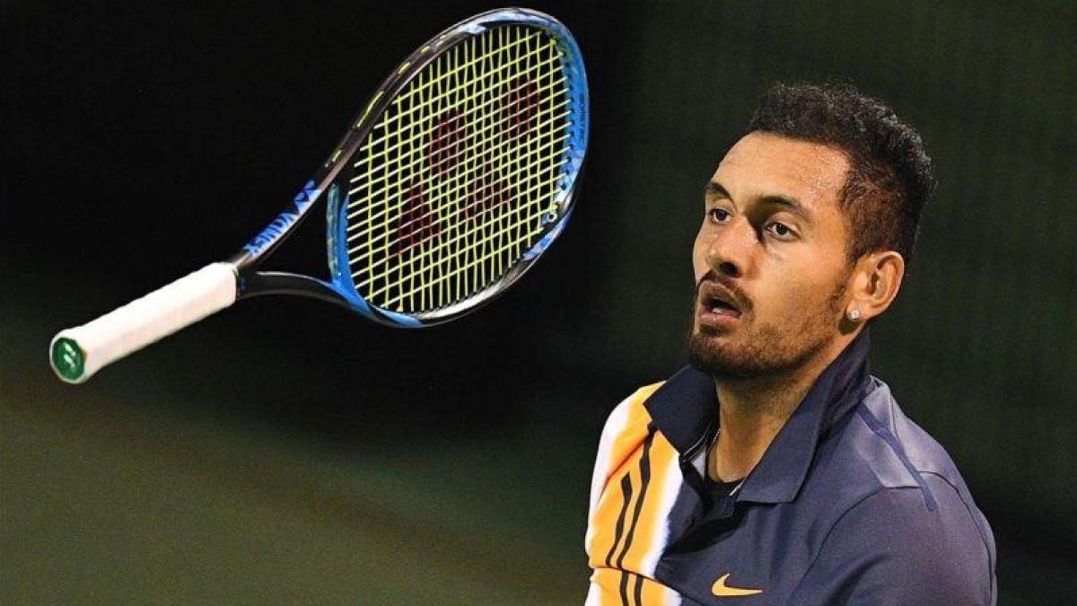 Kyrgios, jugando con la raqueta, en un momento del partido.-AFP / JOHANNES EISELE