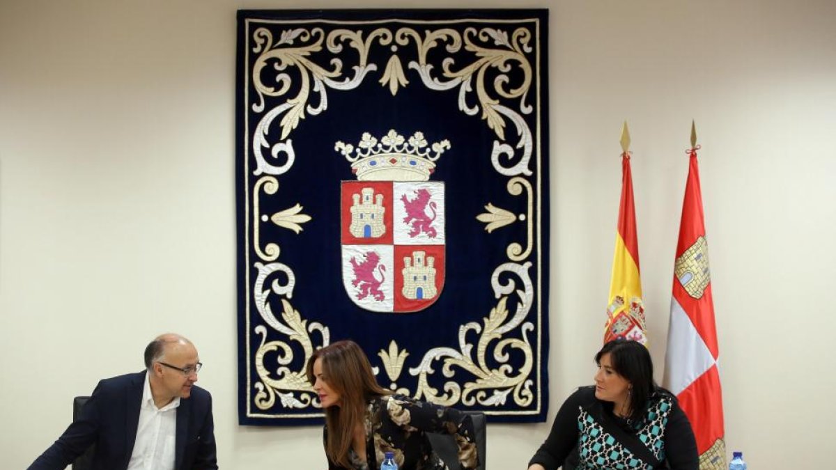 La presidenta de las Cortes, Silvia Clemente, conversa con el vicepresidente primero, Ramiro Ruiz Medrano, durante la reunión de la Mesa de las Cortes. Junto a ellos, la vicepresidenta segunda, Ana Sánchez-ICAL