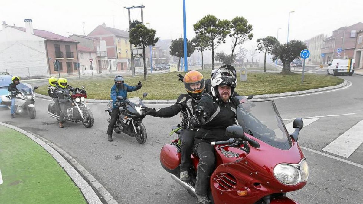 Algunos motoristas en Puente Duero durante 'Pingüinos 2015'-J.M.Lostau