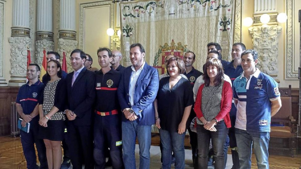 Miembros del Cuerpo de Bomberos junto al Equipo de Gobierno en el anuncio de la concesión de la Medalla de Oro de la Ciudad.-El Mundo