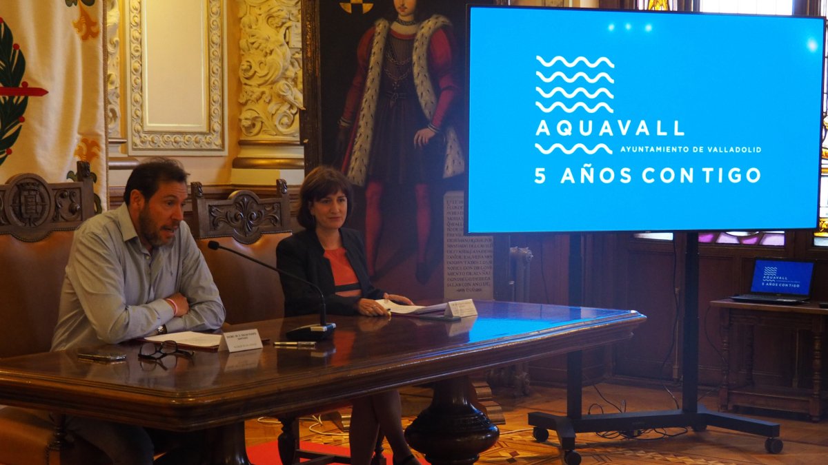 El alcalde de Valladolid, Óscar Puente y la concejal de Medio Ambiente, María Sánchez en rueda de prensa. E.M.