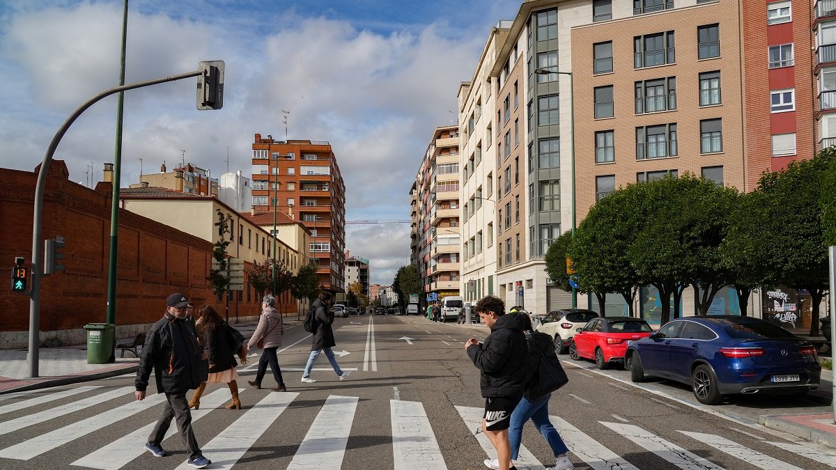 Gente cruzando en una calle de Valladolid en una imagen de archivo - J.M. Lostau