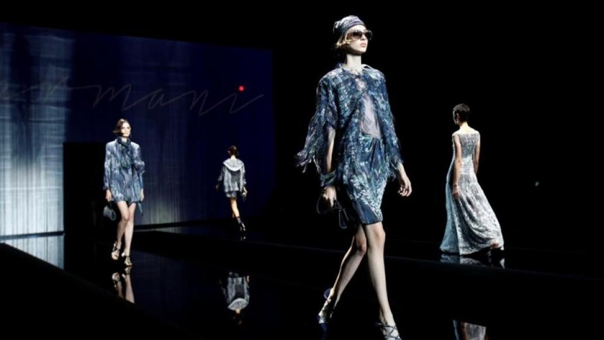 Diseños de la colección de Giorgio Armani en la Semana de la Moda de Milán.-REUTERS / ALESSANDRO GAROFALO