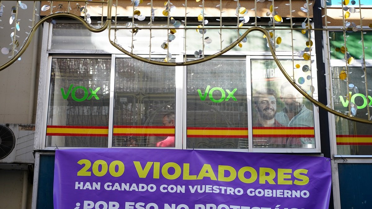 Pancarta desplegada en la sede de VOX en Valladolid.- ICAL