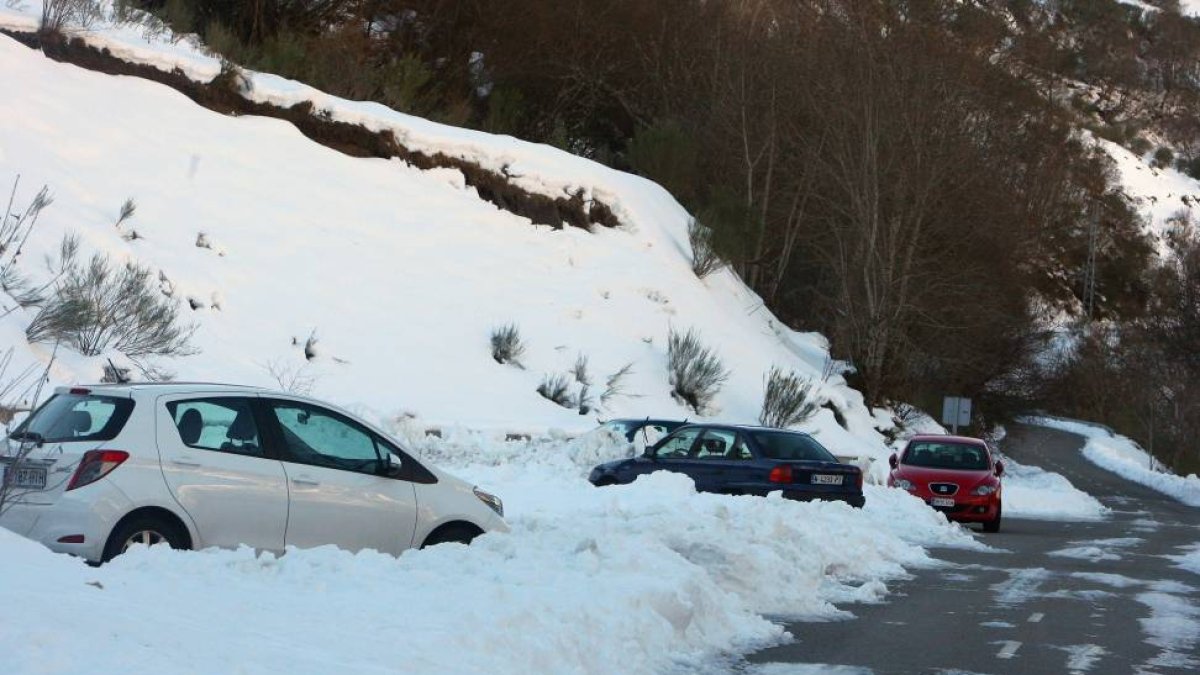 Varios coches permanecen aparacados a la entrada de la localidad berciana de Colinas del Campo de Martín Moro Toledano (León), debido a las placas de hielo-Ical