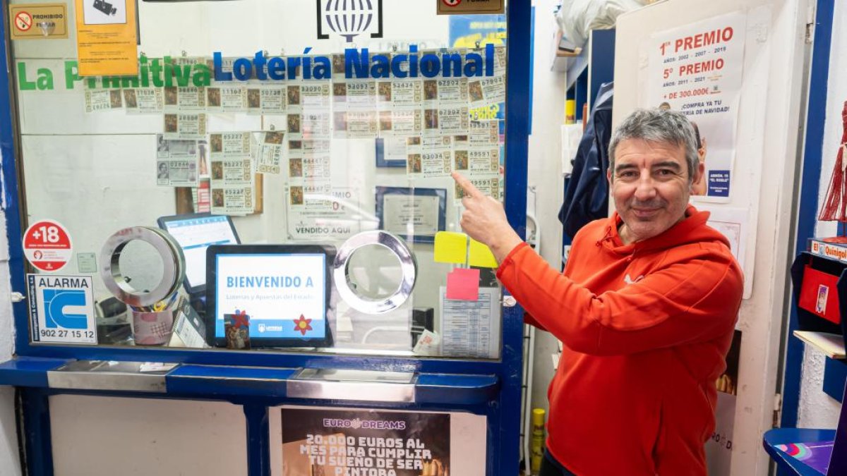 El lotero Vicente González en la administración El Roble de la calle Labradores de Valladolid. -PHOTOGENIC