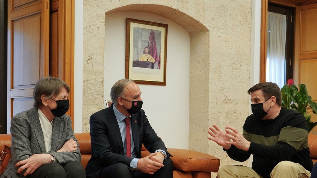 El rector de la Universidad de Valladolid, Antonio Largo, recibe a los dos primeros profesores ucranianos incorporados a la UVa como PDI afectado por la invasión de Ucrania, Ivan Sopushynkyy y Lyudmyla D. Zahvoyska. -ICAL