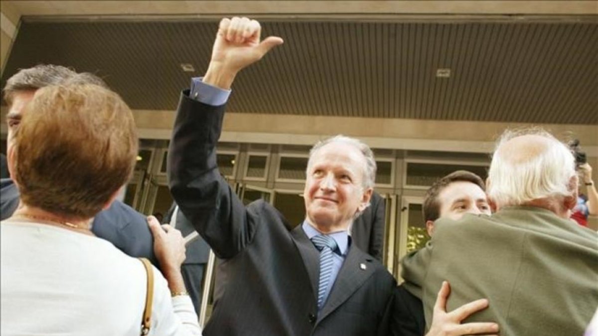 Juan María Atutxa saluda a los simpatizantes reunidos frente a los juzgados de Bilbao en la primera sesión del juicio por desobediencia, el 26 de octubre del 2005.-VINCENT WEST