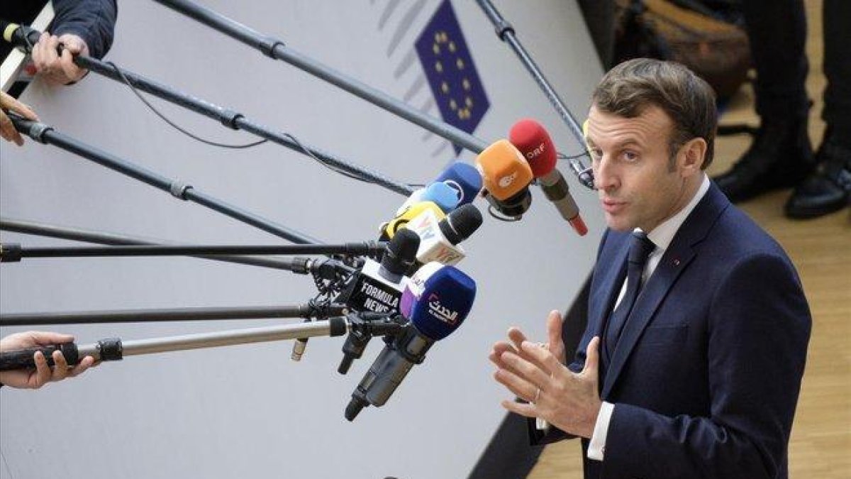 El presidente francés, Emmanuel Macron, atiende a los medios en Bruselas, este jueves.-THIERRY MONASSE (GETTY IMAGES)