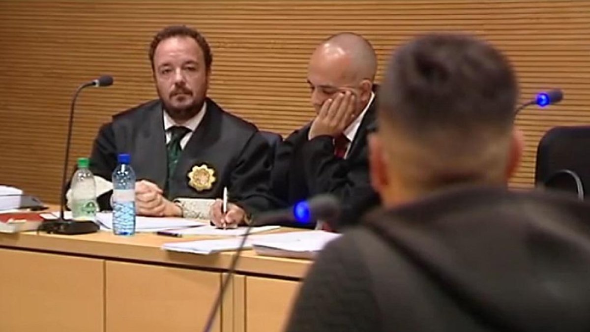 Imagen del acusado en el juicio contando su versión de los hechos ante la mirada del fiscal.-E. M.