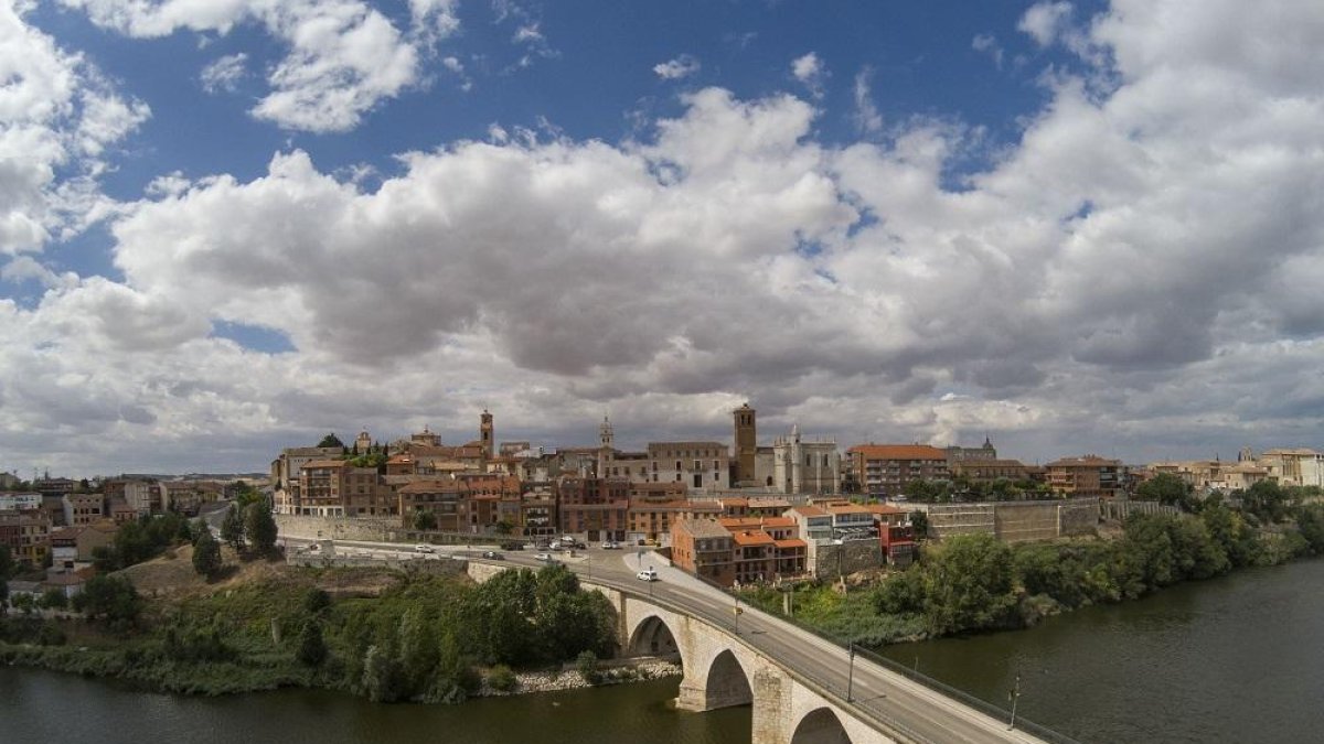 Vista de la localidad de Tordesillas.-ICAL