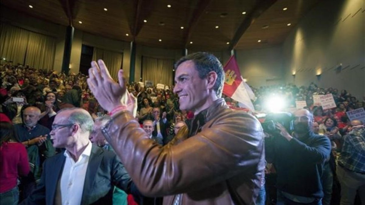 Pedro Sánchez en un encuentro con militantes celebrado en Ourense.-BRAIS LORENZO