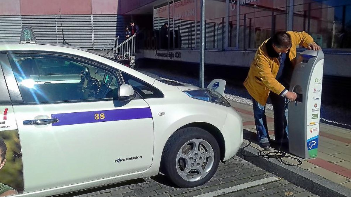 Roberto San José, dueño de uno de los dos únicos taxis eléctricos de una flota de 466, reposta en el CDO Covaresa.-E. M.