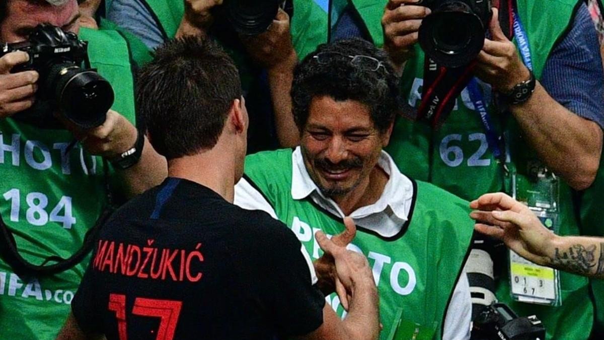El goleador croata Mario Mandzukic se disculpa ante el fotógrafo salvadoreño Yuri Cortez, tras la celebración del segundo gol croata.-AFP / MLADEN ANTONOV