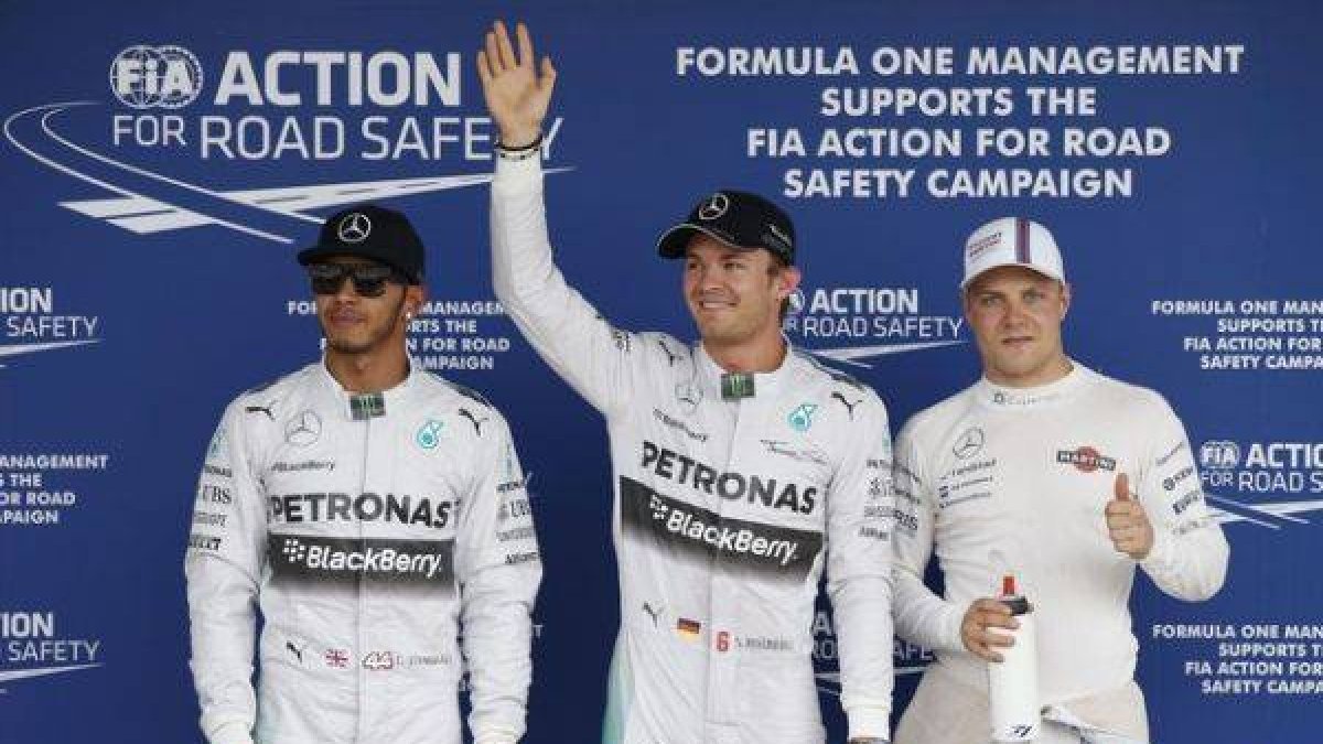 Nico Rosberg, flanqueado por Lewis Hamilton y Valtteri Bottas, celebra su 'pole' de Suzuka.-Foto: REUTERS