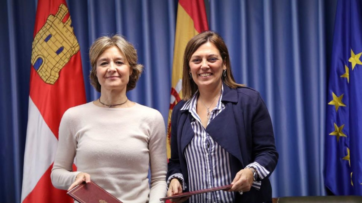 La consejera de Agricultura y Ganadería y portavoz de la Junta de Castilla y León, Milagros Marcos, y la ministra de Agricultura y Pesca, Alimentación y Medio Ambiente, Isabel García Tejerina.-ICAL