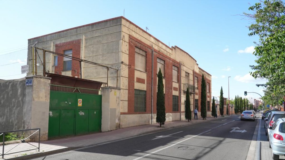 El cuartel de La Rubia de Valladolid visto desde la carretera de Rueda.- J. M. LOSTAU