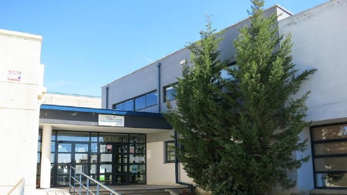 Puerta de acceso al colegio público Nicomedes Sanz de Santovenia de Pisuerga.-JCYL