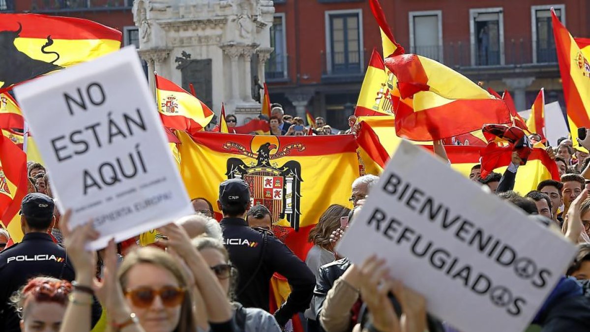 Ambos grupos concentrados en la Plaza Mayor.-J.M. LOSTAU