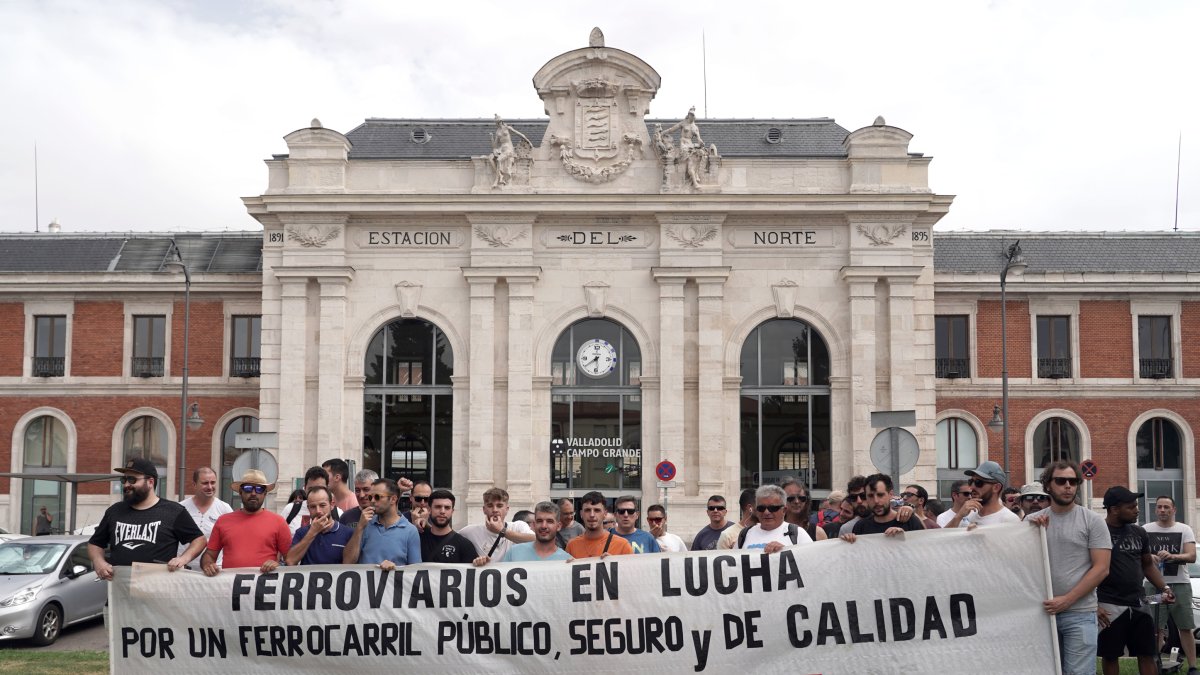 El comité provincial del Grupo Renfe Valladolid se concentra en la estación Valladolid-Campo Grande con motivo de denunciar la falta de personal en todos los colectivos que componen el grupo Renfe en la provincial. -ICAL