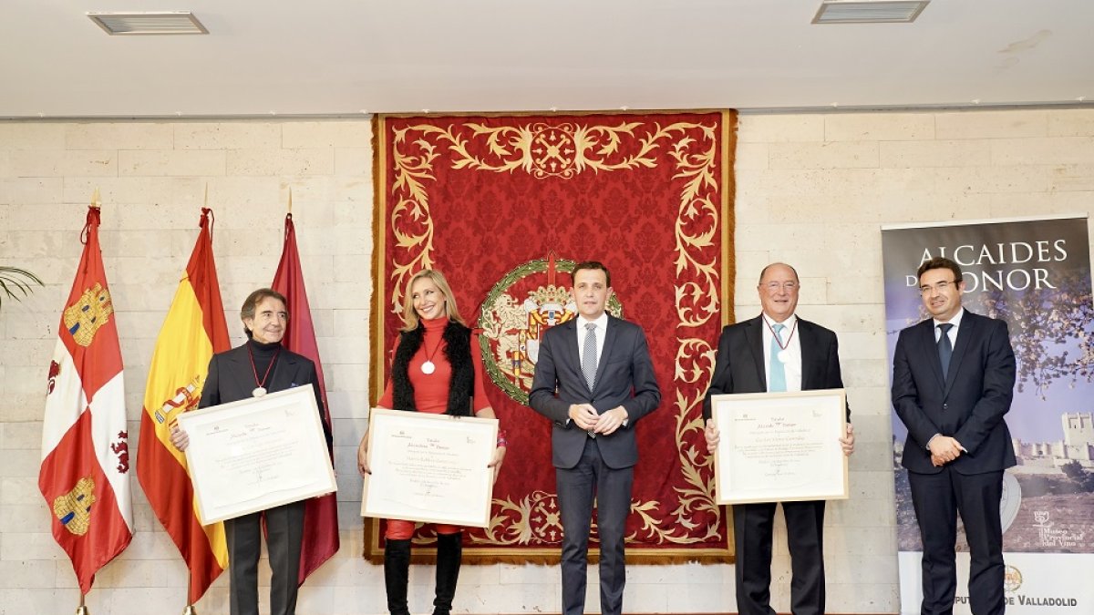 Carlos Moro, Marta Robles y Enrique Cornejo, nombrados nuevos alcaides de Honor del Museo Provincial del Vino.-ICAL