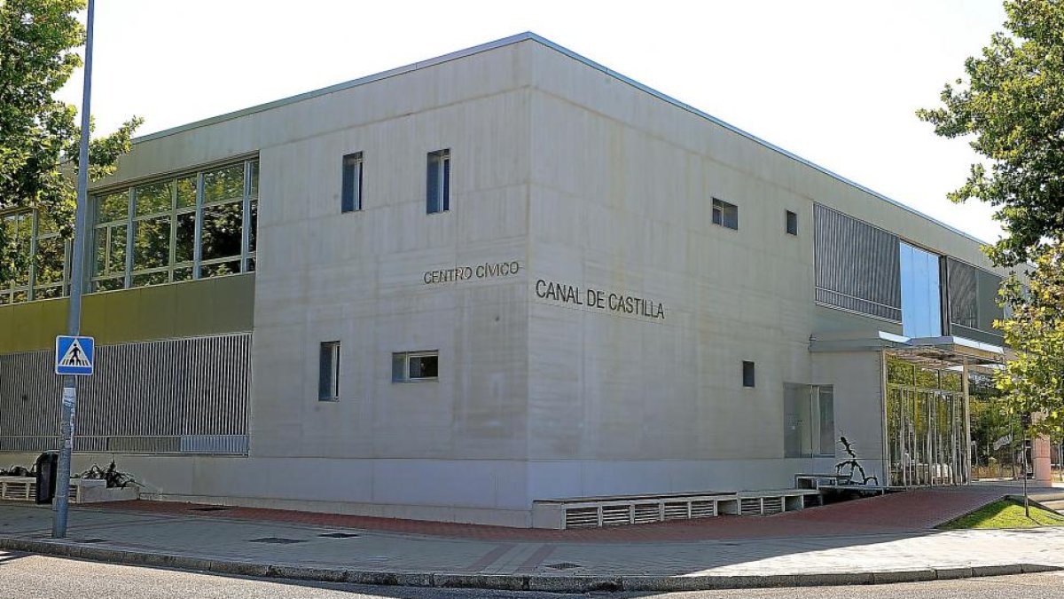 Imagen de ayer del nuevo centro cívico de La Victoria que entrará en funcionamiento el 2 de octubre.-R. FERNÁNDEZ