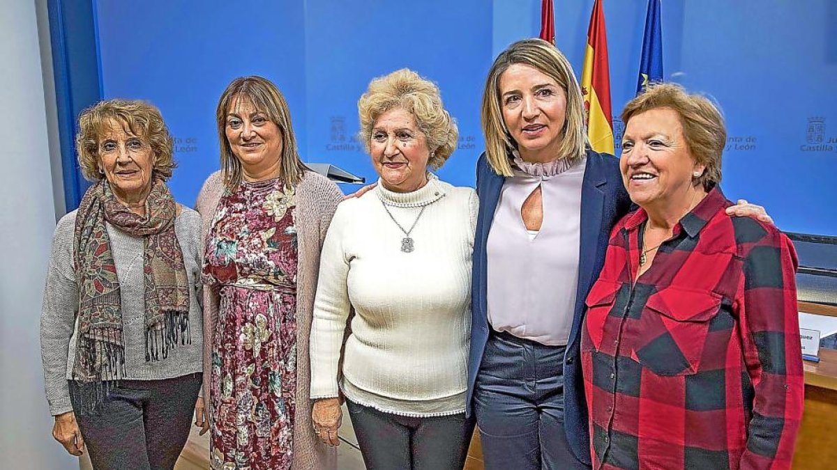 Teresa López y Alicia García (segunda y cuarta, respectivamente) ayer, junto a miembros de la Plataforma por una Residencia Pública en Medina del Campo.-ICAL