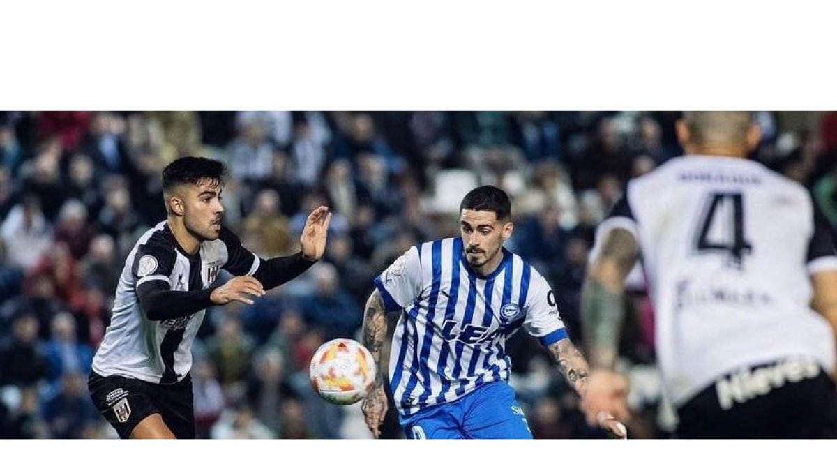 Miguel con la camiseta del Alavés en un partido de Copa. / E.M.