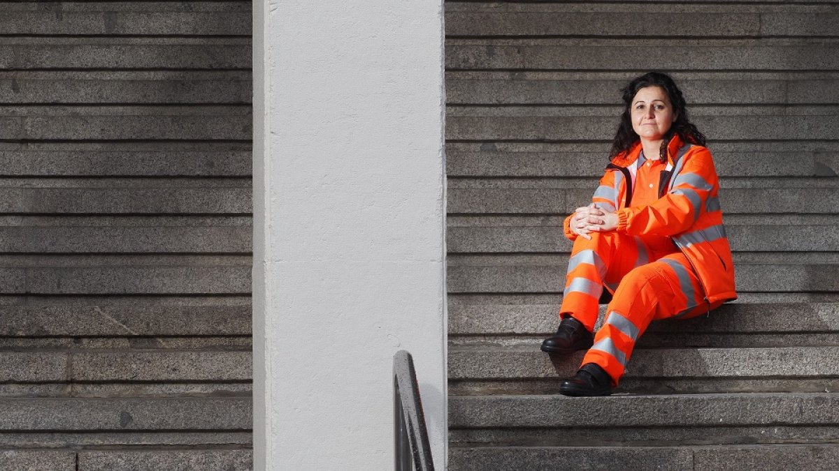 María Grañeda, enfermera vallisoletana de Emergencias Sanitarias, en las escaleras de acceso al hospital Rondilla de Valladolid. PABLO REQUEJO (PHOTOGENIC)