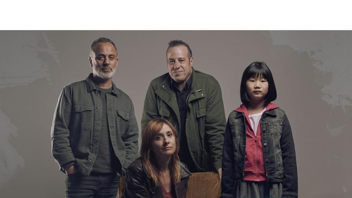 Gutiérrez, Otero, Poza y la niña Sayaka, en una imagen promocional de 'Honeymoon'