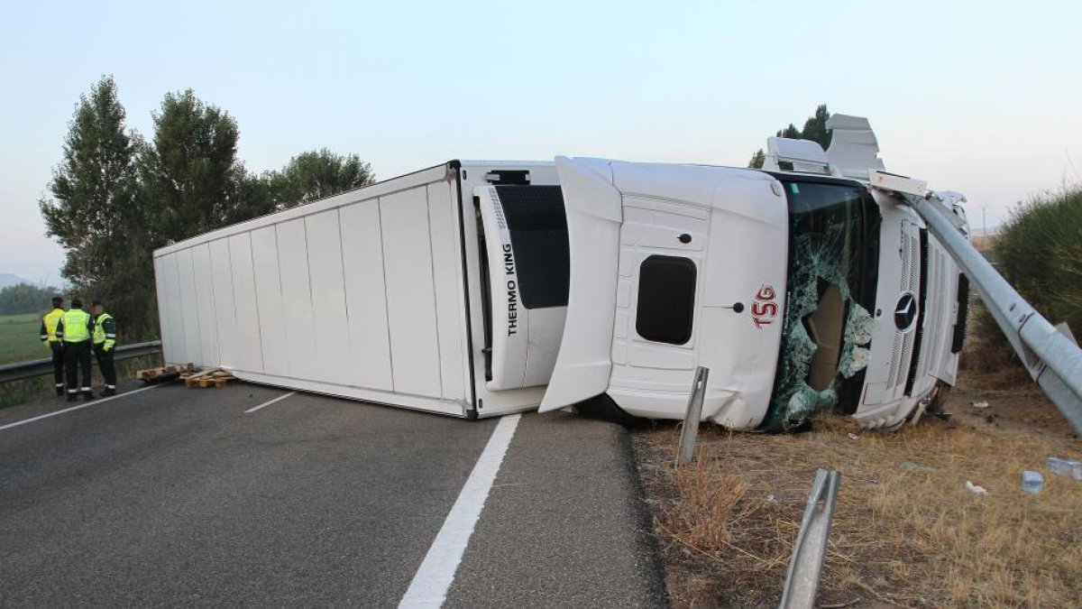 Un trailer vuelca en el P.K. 71,300 de la A-62 (Burgos Portugal) en Torquemada (Palencia) la calzada ha quedado cortada para todos los vehículos sentido Burgos-ICAL