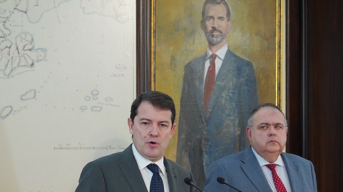 El presidente de la Junta, Alfonso Fernández Mañueco, durante la declaración institucional acompañado del consejero de Sanidad, Alejandro Vázquez.- ICAL