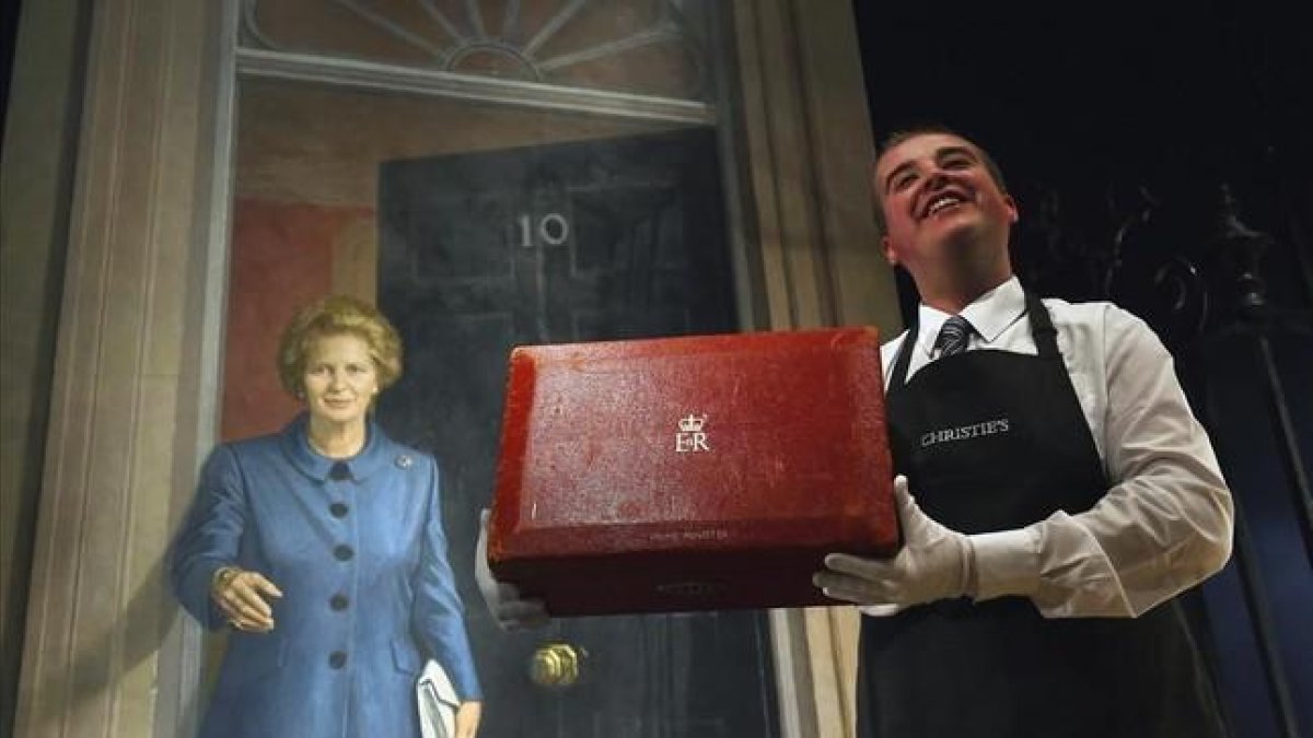 La cartera de Margaret Thatcher, presentada durante la subasta de la casa britanica Christie's en Londres. Imagen de la presentación de los objetos a subastar, el 11 de diciembre.-EFE / ANDY RAIN