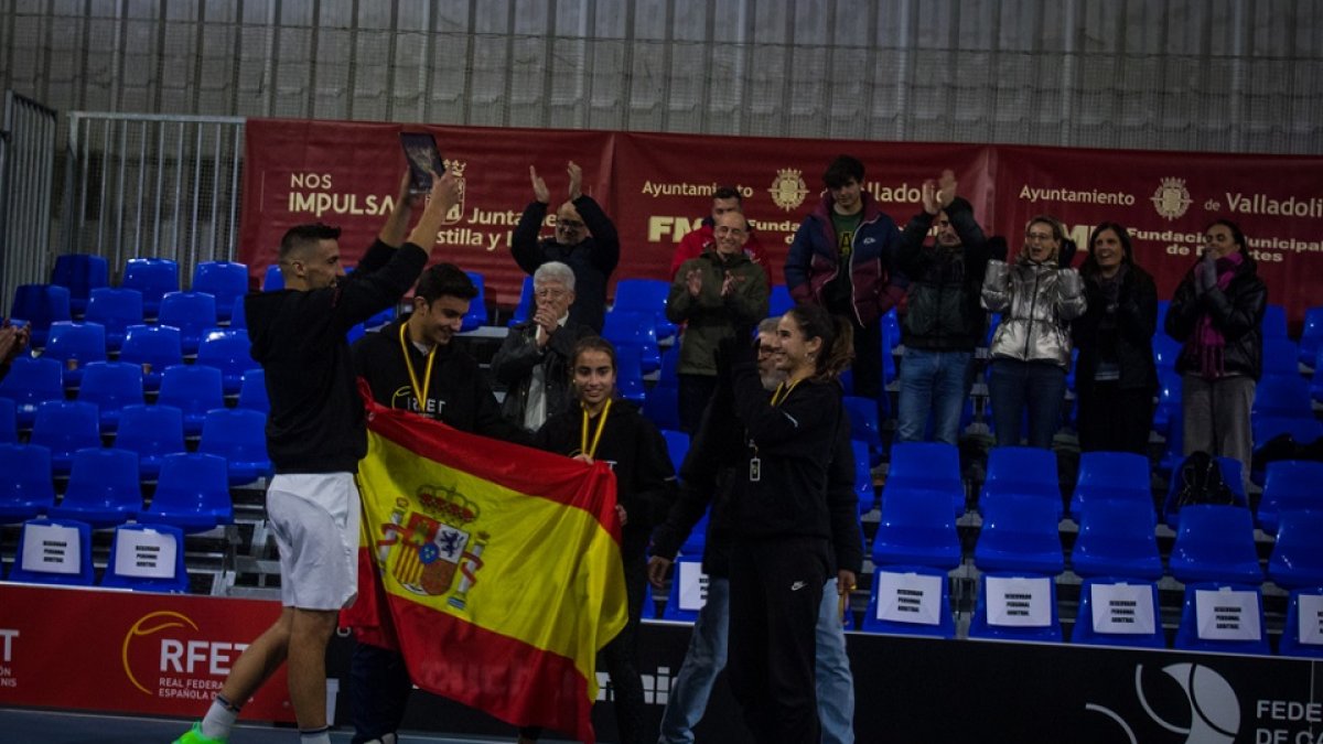 España celebrando el título en Valladolid. / EL MUNDO