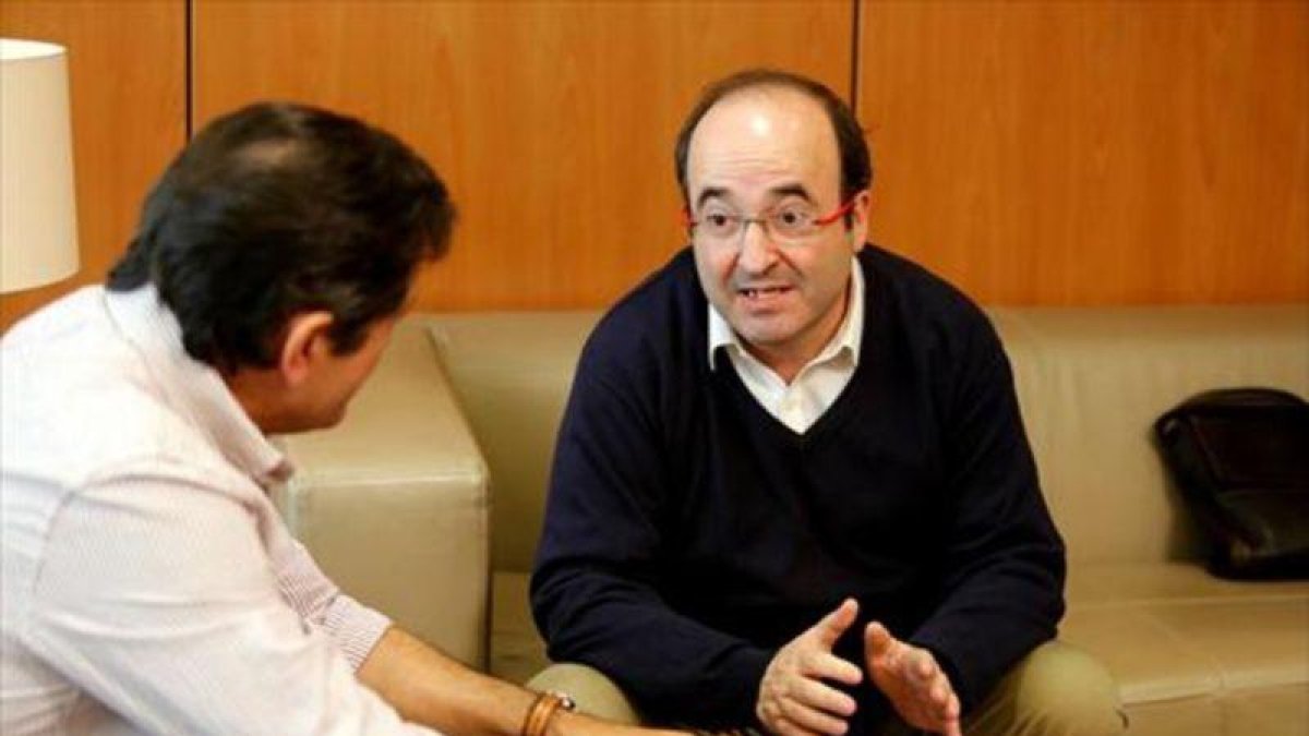 El líder del PSC, Miquel Iceta, y el presidente de la gestora del PSOE, Javier Fernández.-JUAN MANUEL PRATS