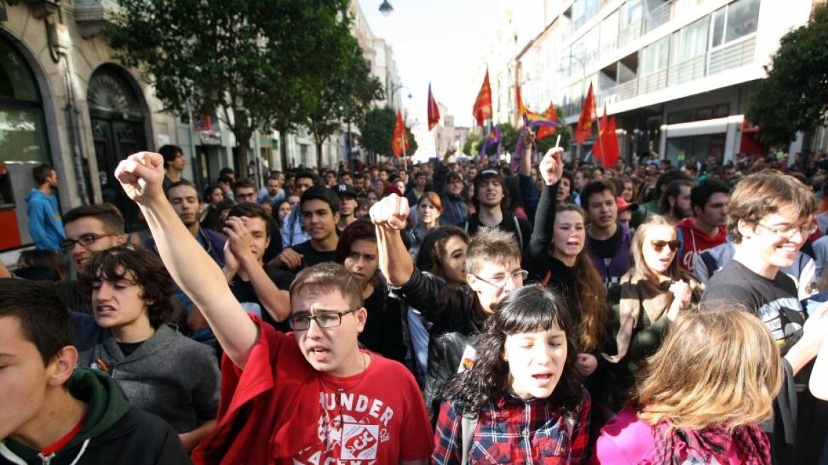 Colectivos estudiantiles celebran una manifestación contra los recortes en Educación por las calles del centro de Valladolid-Ical