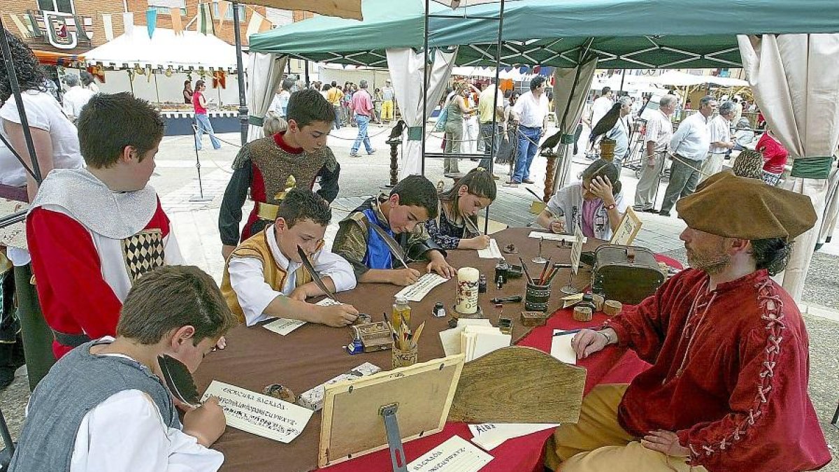 Unos niños participan en un taller de las ediciones pasadas en Villalón de Campos.-ICAL