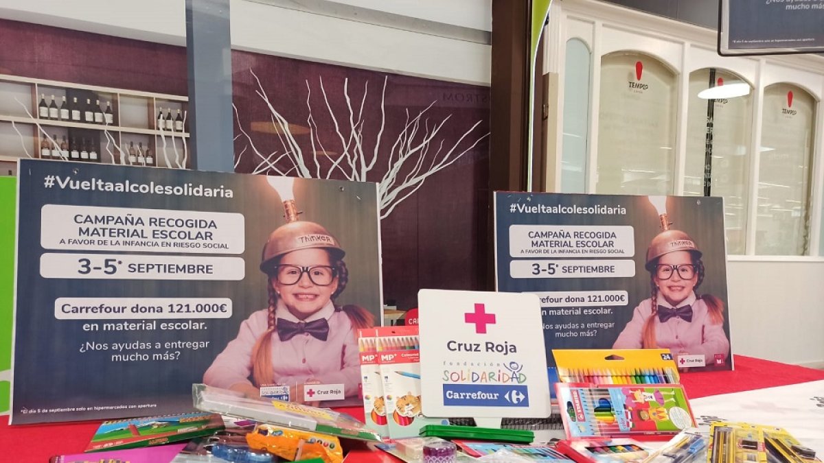 Carrefour entrega material escolar a Cruz Roja Valladolid. - EM