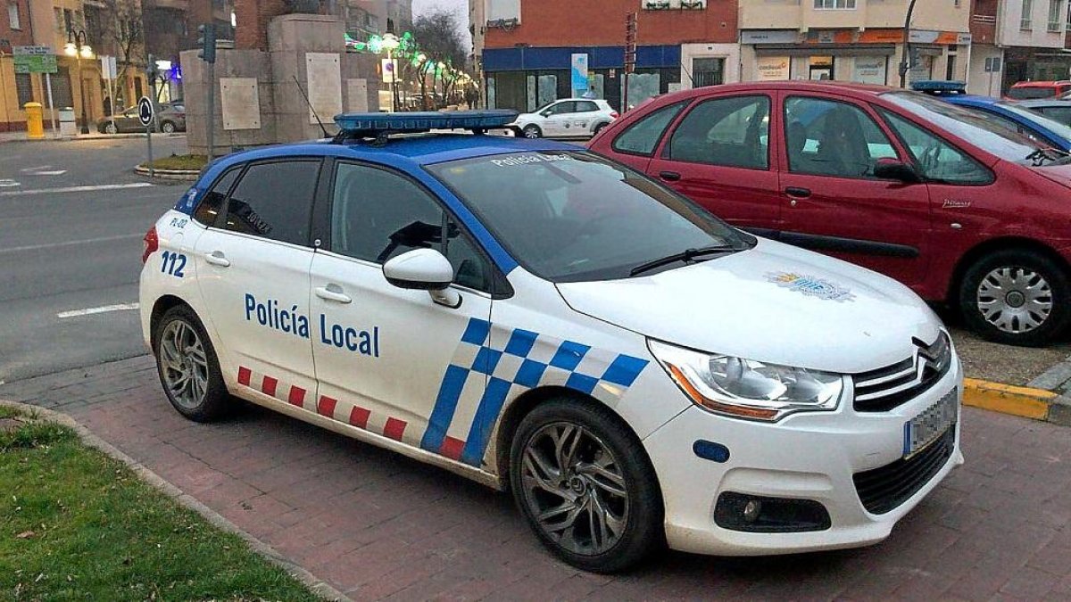 Un coche de la Policía Municipal de Medina estacionado frente a Comisaría.-EL MUNDO