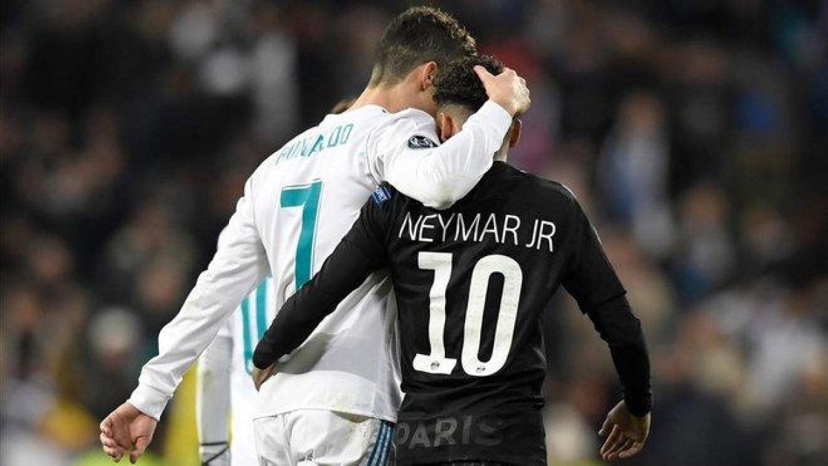 El jugador del Real Madrid, Cristiano Ronaldo, y el jugador del PSG, Neymar, se abrazan en el Bernabeu durante un partido en febrero del 2018.-AFP / GABRIEL BOUYS