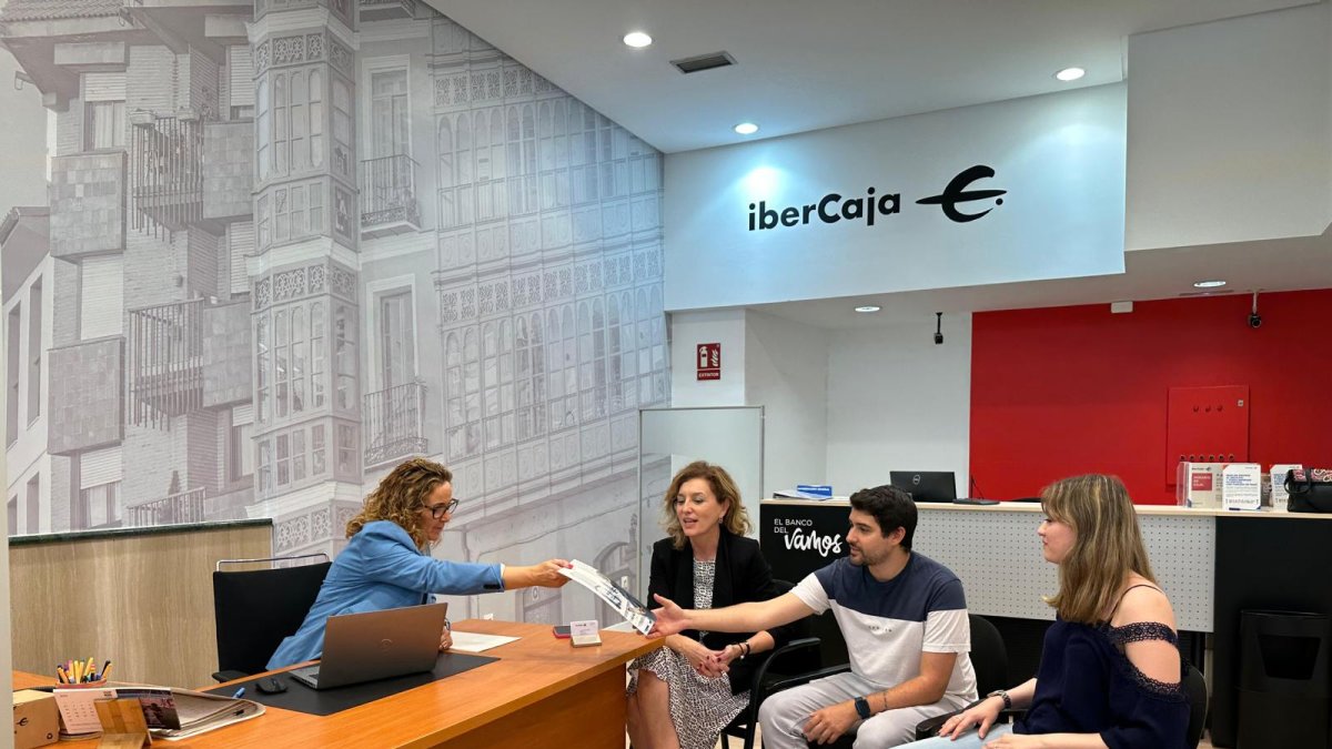 Firma del primer préstamo hipotecario acogido a la línea de garantías 'Mi primera vivienda' de la Junta de Castilla y León.- ICAL