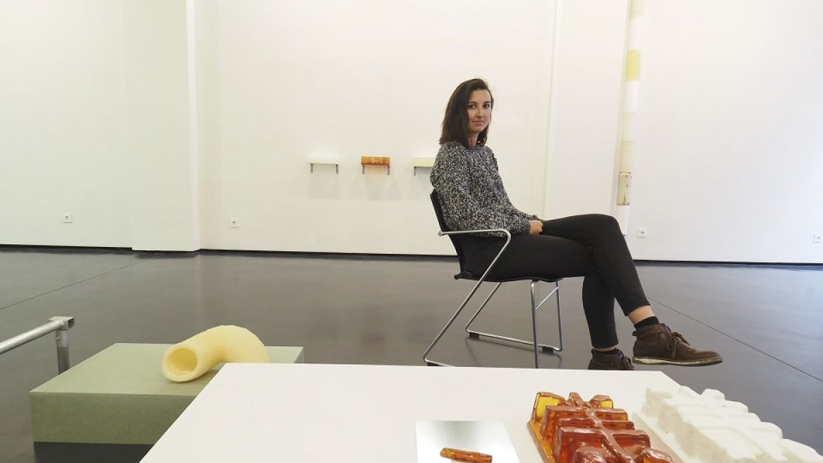 Mercedes Pimiento posa junto a algunas de sus obras de la muestra 'Arquitecturas modulares'. MIGUEL ÁNGEL SANTOS/PHOTOGENIC.