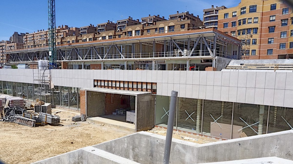 Obras de construcción del Centro de Mayores en la parte superior, y de la biblioteca en el barrio de Parquesol. PHOTOGENIC