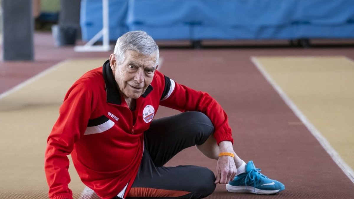 Tomás Alvarez posa en el módulo cubierto de atletismo del centro deportivo Xperience. | PABLO REQUEJO