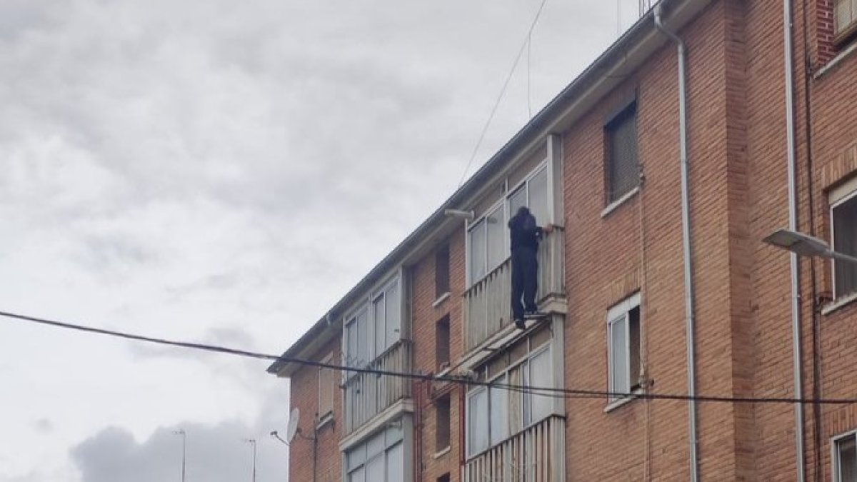 Imagen del hombre que intentó entrar por la ventana a su casa tras perder las llaves. Twitter: Policía Local