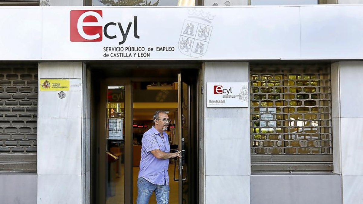 Oficina de Empleo del Ecyl en la Plaza de Poniente de Valladolid.-J.M. LOSTAU